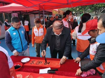 梅县区新城办：手写春联情谊长，社工关怀暖人心