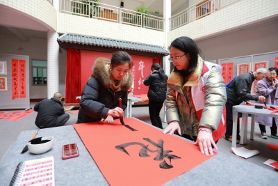 梅县区开展“我们的节日·春节”迎新春送春联惠民活动