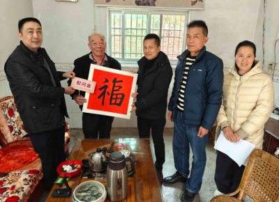 广州市天河区委老干部局、区文联携手在兴宁市坭陂镇开展“迎春送福送春联”活动