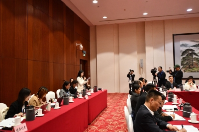 梅州代表团举行开放团组活动  马正勇等代表回答记者提问