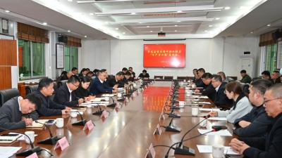 周小勇主持召开平远县重点骨干企业助力“百千万工程”座谈会