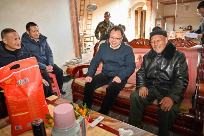 周小勇深入平远县泗水镇开展春节前走访慰问困难（老）党员活动，检查指导避险搬迁、森林防灭火工作