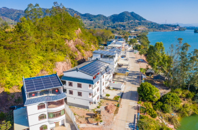 农房穿上“新衣”坐享阳光“伏”利！梅县松口横西村推进“光伏+农房风貌提升”一体化示范项目建设