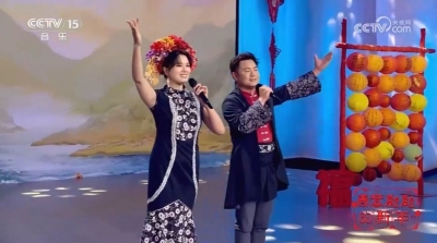 客家歌曲登上央视啦！梅州陈善宝、罗淑珍在央视15频道演唱《盼望亲人来团圆》