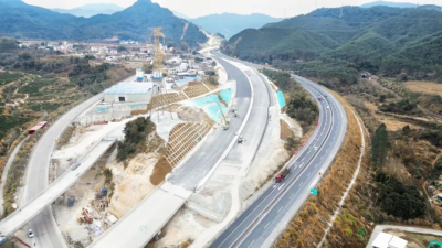 汕梅高速改扩建项目：项目建设不停工 坚守岗位抢进度