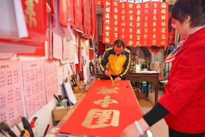 买春联、选灯笼，梅城年味渐浓！