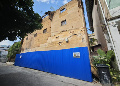 筑牢安全防线！梅江区西郊街道对一处大型危房进行拆除