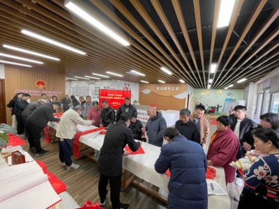 梅江区三角镇墟镇社区开展挥春送福活动