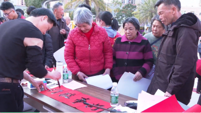 喜庆春联送市民 翰墨飘香暖人心！五华县2025年挥春送福志愿服务活动在五华奥体中心广场成功举行