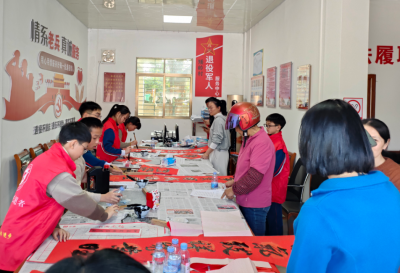 翰墨送祝福！蕉岭县新铺镇社工站开展送春联活动