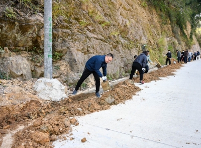 平远县委书记带头，来，撸起袖子开展人居环境整治！