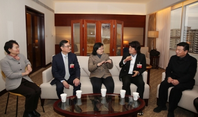 杨朝晖看望参加市政协八届四次会议的部分委员