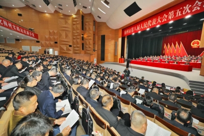 市八届人大五次会议举行第二次全体会议