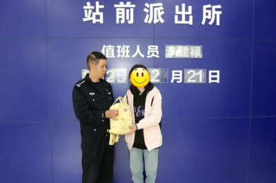 “感谢警察叔叔这么快帮我找回了书包！”