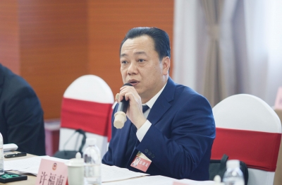 政协委员讨论政府工作报告