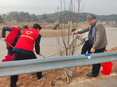 荔湾区驻梅县区松源镇帮镇扶村工作队开展植树添绿活动