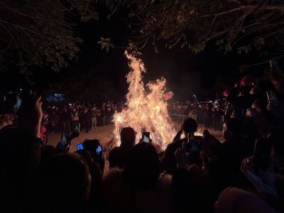 祈求新年风调雨顺！丰顺汤南东方村“跳火堆”民俗“热辣滚烫”上演
