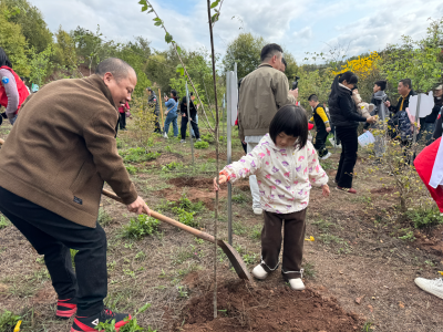 绿动客都 春植未来！车主们带上萌娃开展植树活动