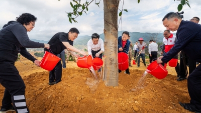 梅州干部群众参加2025年全省推进绿美广东生态建设义务植树活动：号召全民爱绿植绿护绿  掀起义务植树“新热潮”