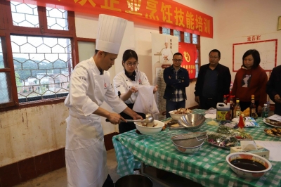 兴宁市罗岗镇邀请韩山师范学院科技特派员团队开展餐饮企业烹饪技能培训活动