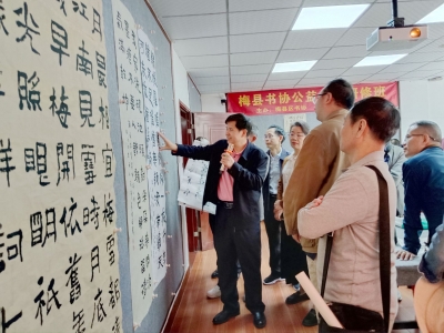 客籍著名书法家丘仕坤指导家乡公益书法研修活动