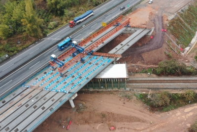 汕梅高速改扩建项目跨漳龙铁路立交大桥左幅封锁施工完成