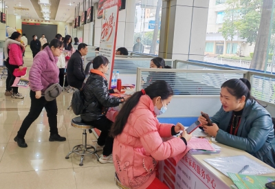 逾千就业岗位助力“她发展”！2025年梅州市“南粤家政”暨“妈妈岗”现场招聘会举行