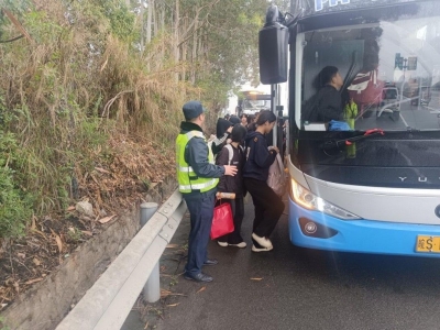 大巴车抛锚致49名学生被困汕梅高速！寒风中，他们及时赶到...