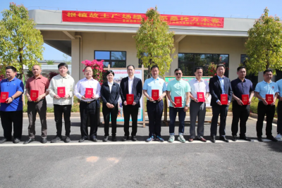 五华县政协部分委员、社会各界人士共同为高铁站广场开展植树活动