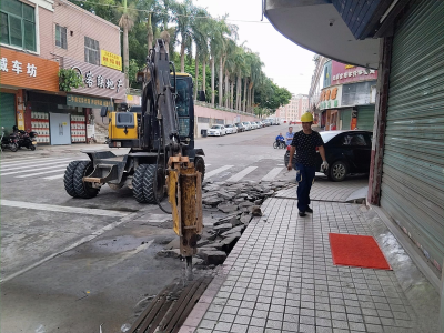 清障治乱疏堵点——梅江区西郊街道开展停车位专项整治行动