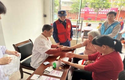 蓝焰传温情 仁心护安康！大埔消防开展“义诊+消防宣传”双服务活动