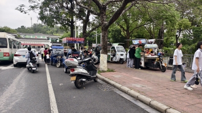 乱摆卖、乱停车...梅城这间学校门口“堵得慌”！