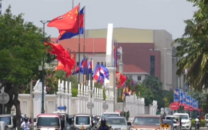 时政Vlog丨习主席巨幅照片、中国国旗挂起 感受金边街头欢迎氛围！