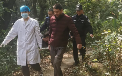 进山载水，连人带摩托摔进坑里！警医联动，极速救援→