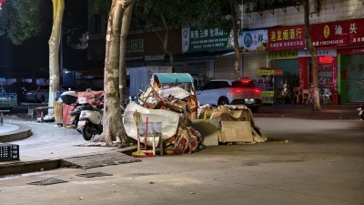 梅城天平路不少摊贩占道乱摆卖，造成交通拥堵！周边居民：望改善