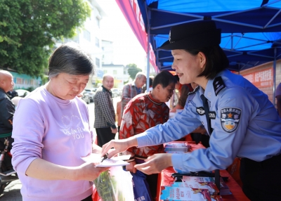 圩日“普法集市”开张！梅县区开展全民国家安全教育日集中宣传活动