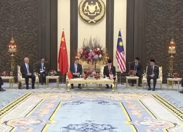 习近平会见马来西亚最高元首易卜拉欣