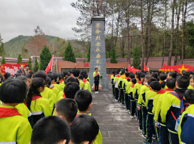 缅怀革命先烈，传承红色基因！平远县东石中心小学开展清明节祭扫烈士墓活动