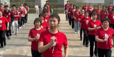跳出健康节拍 “舞”出公益风采！社区广场舞健身活动在五华县老河道公园举行