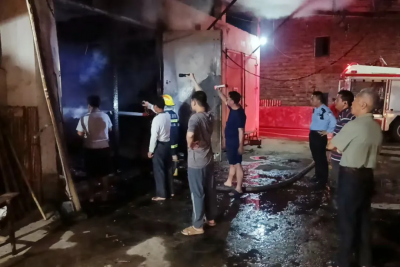 自家烤烟房着火了！深夜里，警民携手守护烟农心血...