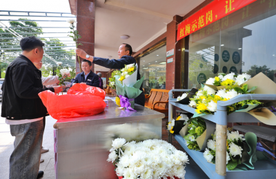 梅州：一束鲜花寄哀思 清明兴起新风尚