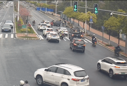 小孩被卷入车底！危急时刻，十几双手同时伸向了轿车...