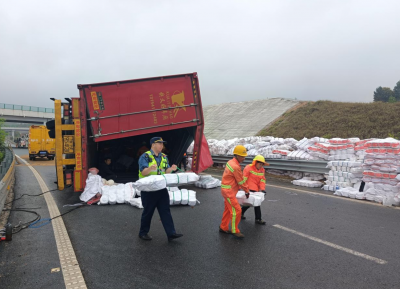 货车侧翻棉纱散落一地，他们化身“搬运工”暖心救助