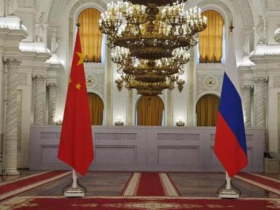 新华社快讯：国家主席习近平出席俄罗斯总统普京举行的欢迎仪式