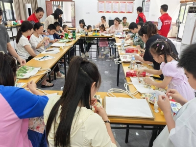 亲子共筑温馨时光！梅江区三角镇美景社区开展母亲节主题DIY活动 