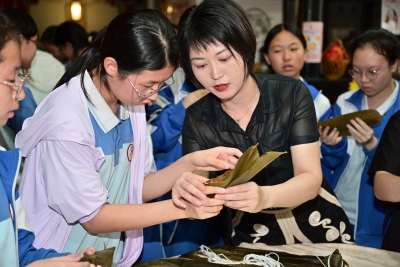 梅江区会文学校山花文学社成员参观客家娘酒非遗技艺馆，体验包粽子