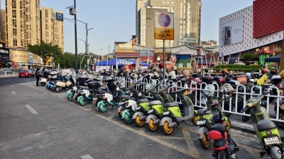 不文明行为曝光台丨梅城部分路段共享单车乱停放，市民：走路都得绕着走…