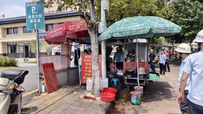 不文明行为曝光台丨梅城华南大道路边违规占道经营！相关部门联合开展整治