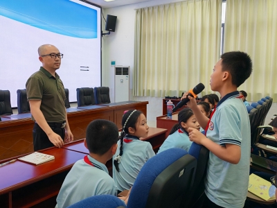 开启发现之窗，夯实写作之功！梅州日报新闻工作者走进梅江区会文学校开展讲座，分享写作技巧