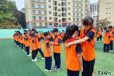 戴上红领巾！五华县少先队新队员收到了特别的“六一”礼物